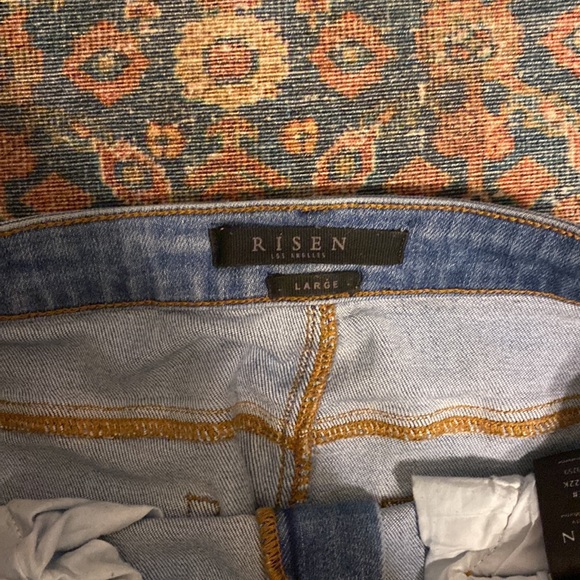 Soft and stretchy denim skirt - Picture 2 of 4